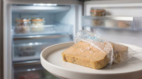 foie gras sorti d'une poche de congelation sur assiette blanche