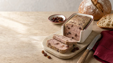 Terrine de campagne aux raisins secs servie avec du pain