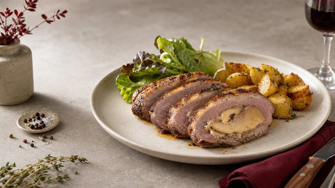Rôti de magret au foie gras de canard tranché et servi avec des pommes de terre
