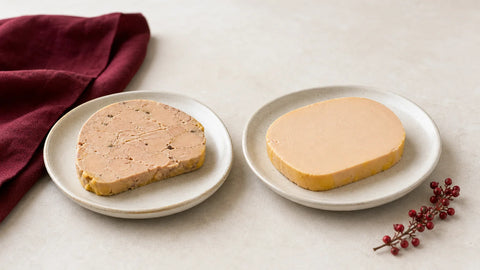 Deux tranches de foie gras d’oie illustrent la différence de texture entre entier et bloc
