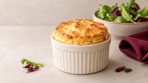 Soufflé au foie gras doré servi chaud dans un ramequin