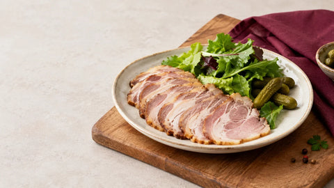 Anchaud de porc confit tranché avec salade et cornichons